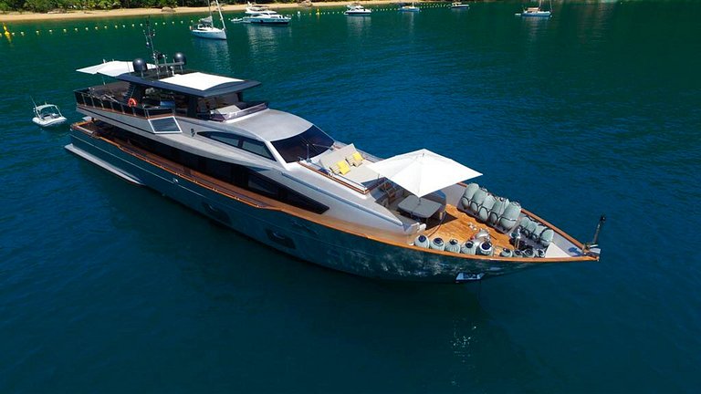 Yacht de 112 pieds à Angra dos Reis