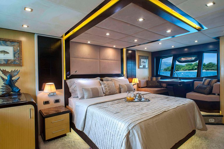 Luxurious 112ft yacht in Angra dos Reis