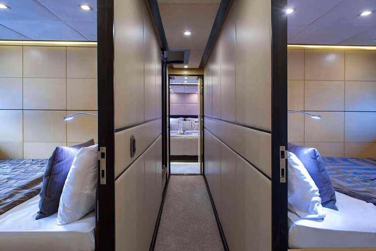 Luxurious 112ft yacht in Angra dos Reis