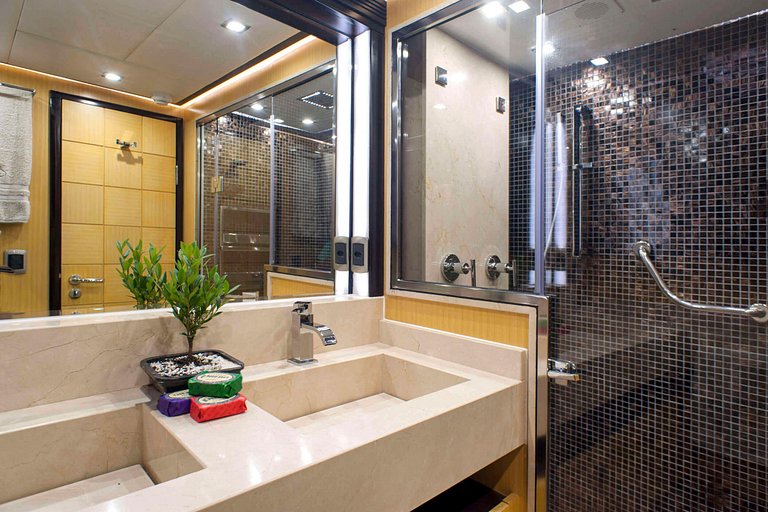 Luxurious 112ft yacht in Angra dos Reis