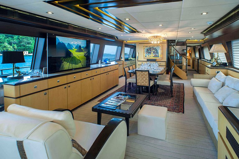 Luxurious 112ft yacht in Angra dos Reis