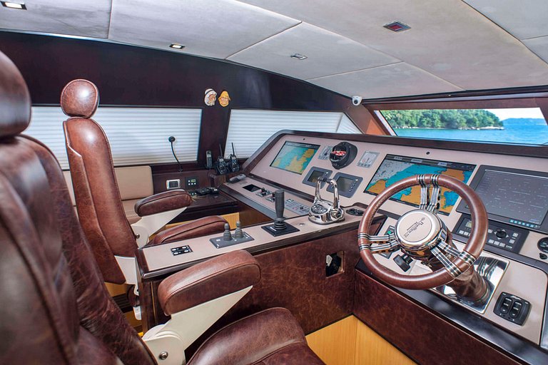 Luxurious 112ft yacht in Angra dos Reis