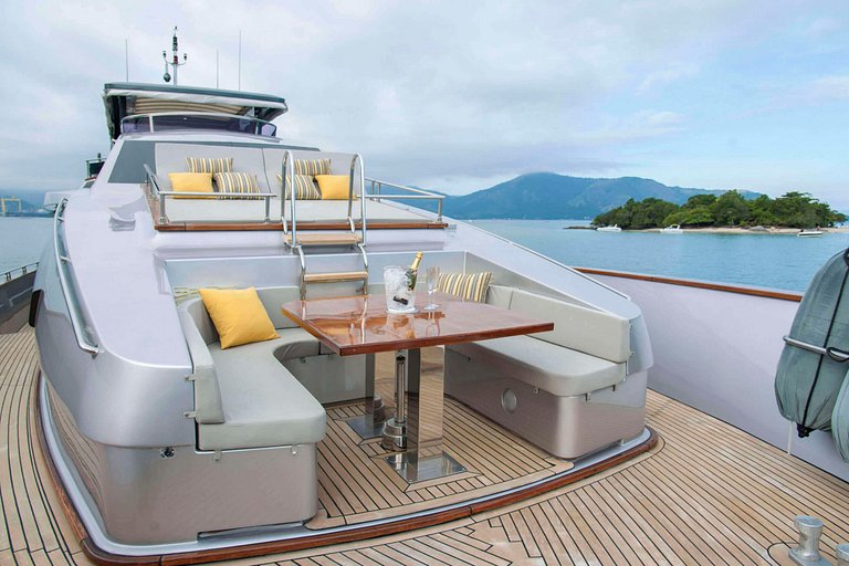 Luxurious 112ft yacht in Angra dos Reis
