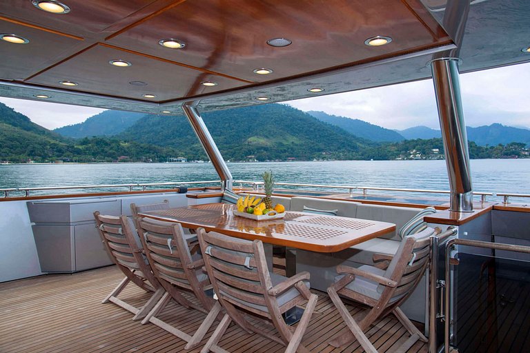 Luxurious 112ft yacht in Angra dos Reis