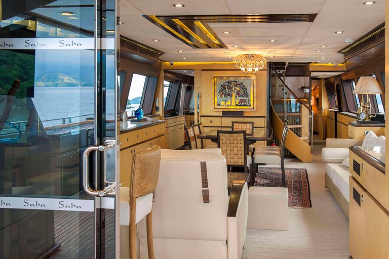 Luxurious 112ft yacht in Angra dos Reis