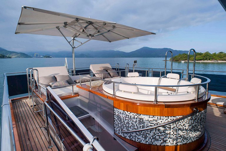Luxurious 112ft yacht in Angra dos Reis