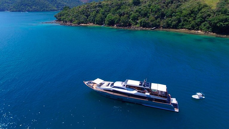 Luxurious 112ft yacht in Angra dos Reis