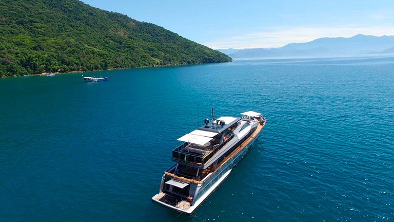 Luxurious 112ft yacht in Angra dos Reis