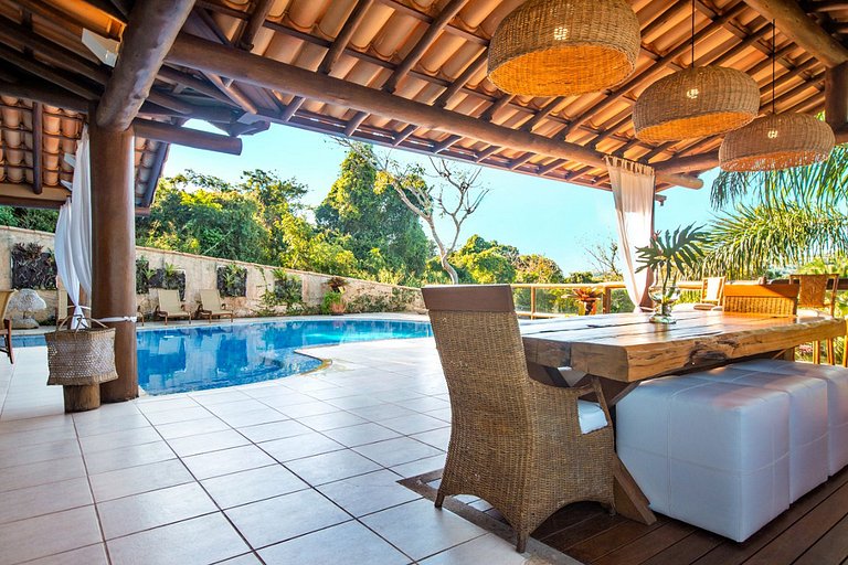 Spacious 6 bedroom mansion with pool