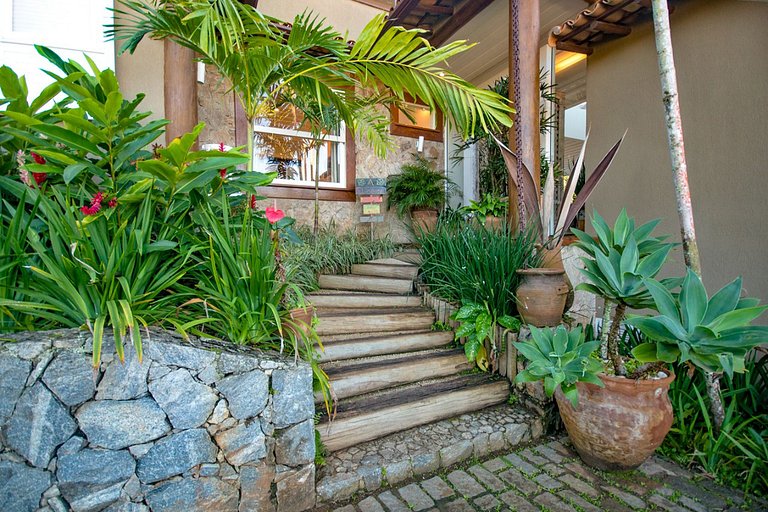 Spacious 6 bedroom mansion with pool