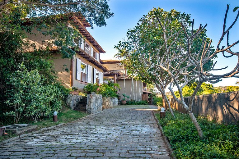 Spacious 6 bedroom mansion with pool