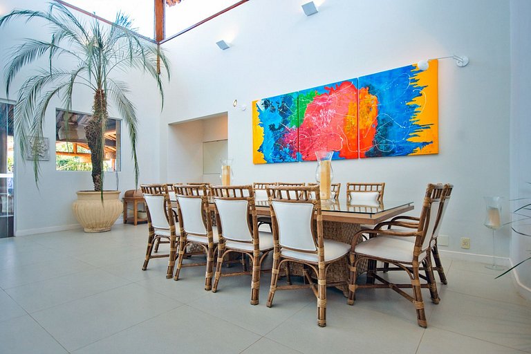 Spacious 6 bedroom mansion with pool