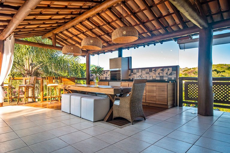 Spacious 6 bedroom mansion with pool