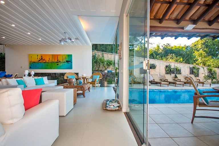 Spacious 6 bedroom mansion with pool