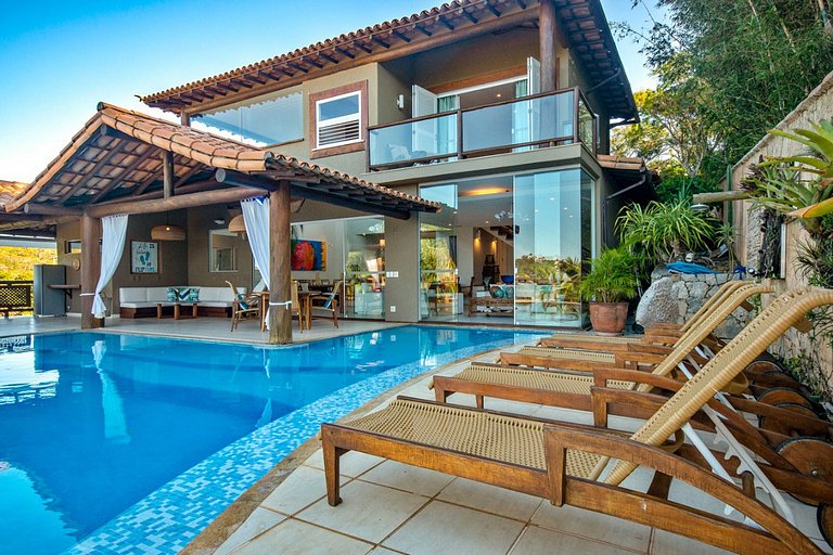 Spacious 6 bedroom mansion with pool