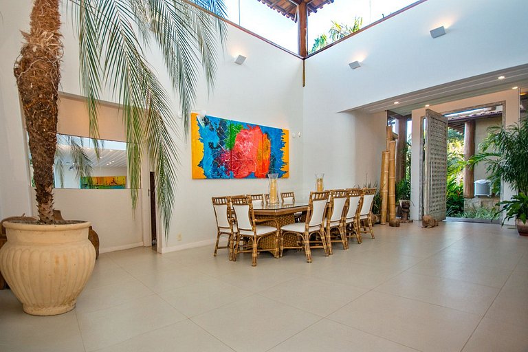 Spacious 6 bedroom mansion with pool