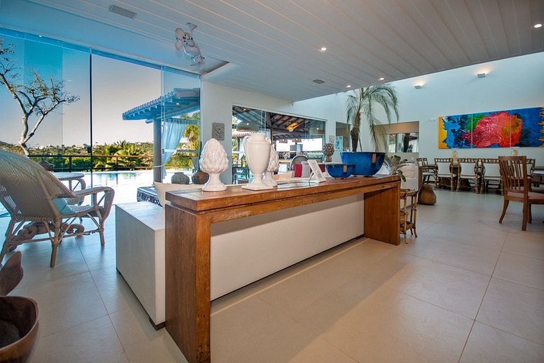 Spacious 6 bedroom mansion with pool