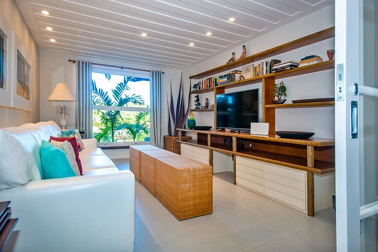 Spacious 6 bedroom mansion with pool