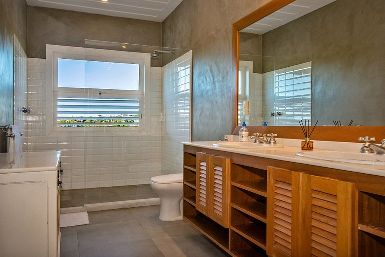 Spacious 6 bedroom mansion with pool