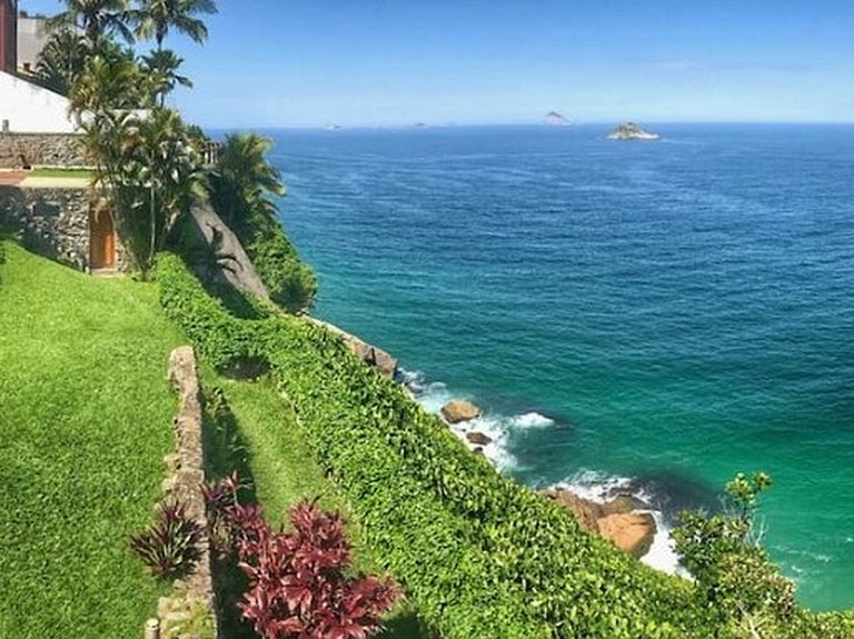Casa in cima alla scogliera a Joatinga