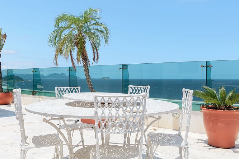 Beachfront penthouse in Copacabana