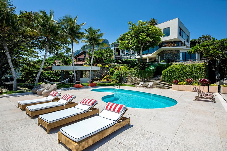 Luxury villa overlooking the sea in Joá