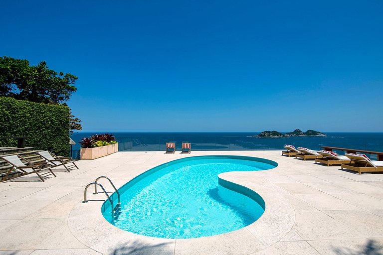 Luxury villa overlooking the sea in Joá