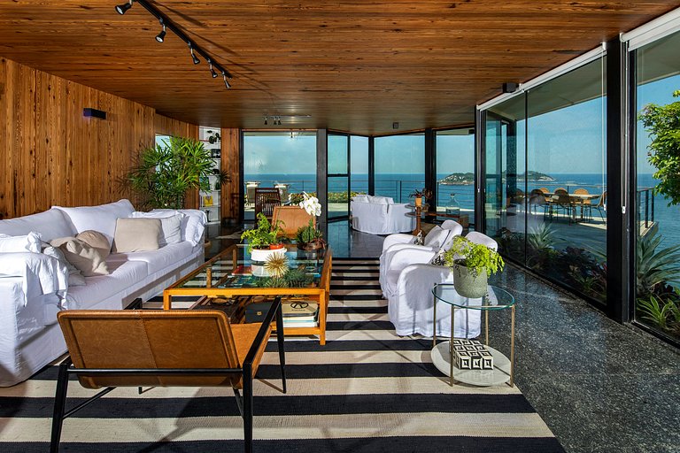 Luxury villa overlooking the sea in Joá