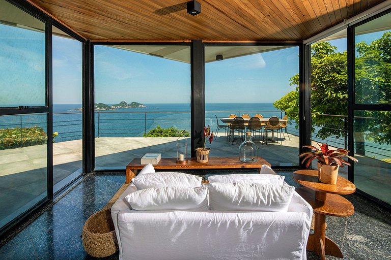 Luxury villa overlooking the sea in Joá