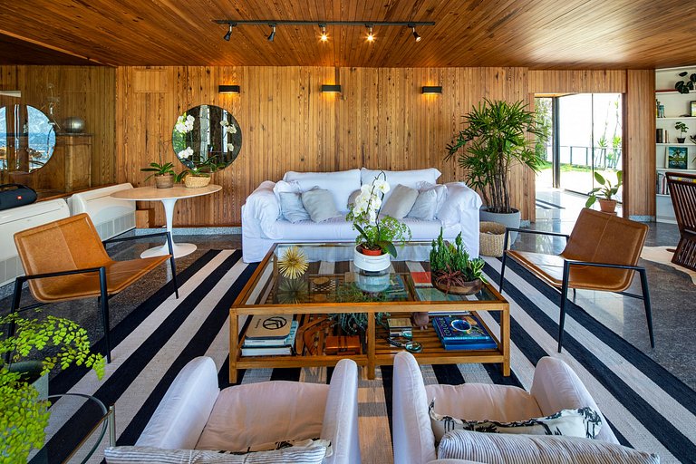 Luxury villa overlooking the sea in Joá