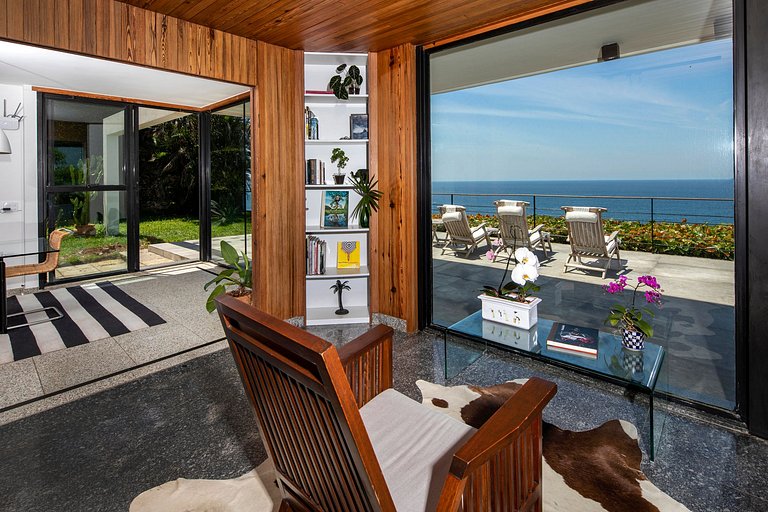 Luxury villa overlooking the sea in Joá