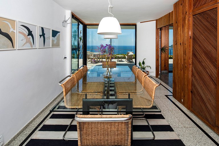 Luxury villa overlooking the sea in Joá