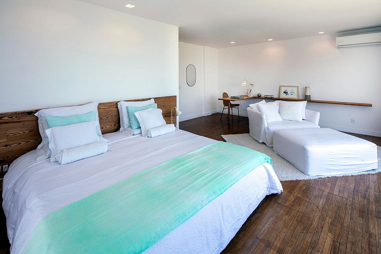 Luxury villa overlooking the sea in Joá