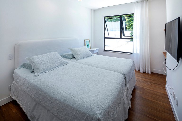 Luxury villa overlooking the sea in Joá