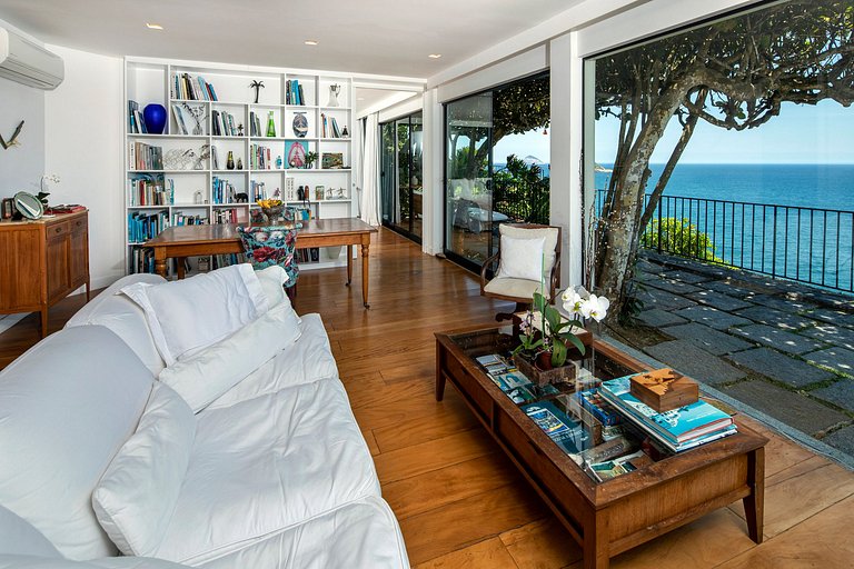 Luxury villa overlooking the sea in Joá