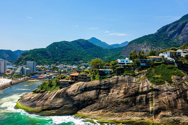 Luxury villa overlooking the sea in Joá