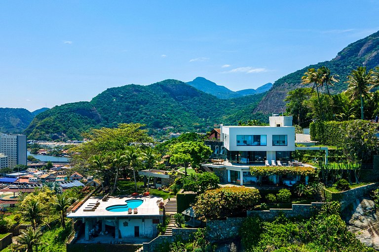 Luxury villa overlooking the sea in Joá