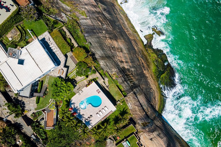 Luxury villa overlooking the sea in Joá