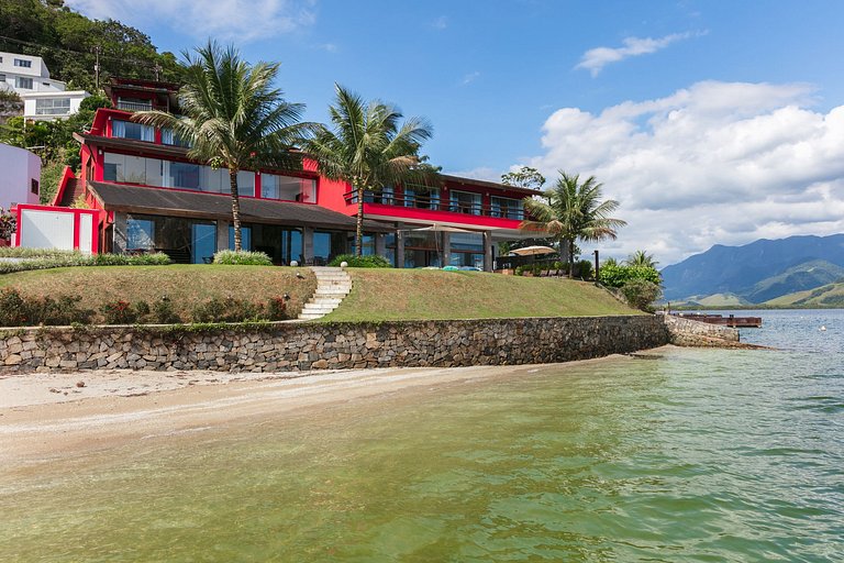 Linda villa frente al mar en Angra