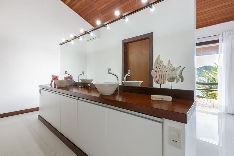 Nice oceanfront villa in Angra dos Reis
