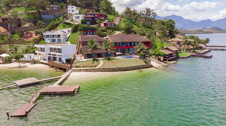 Linda villa frente al mar en Angra
