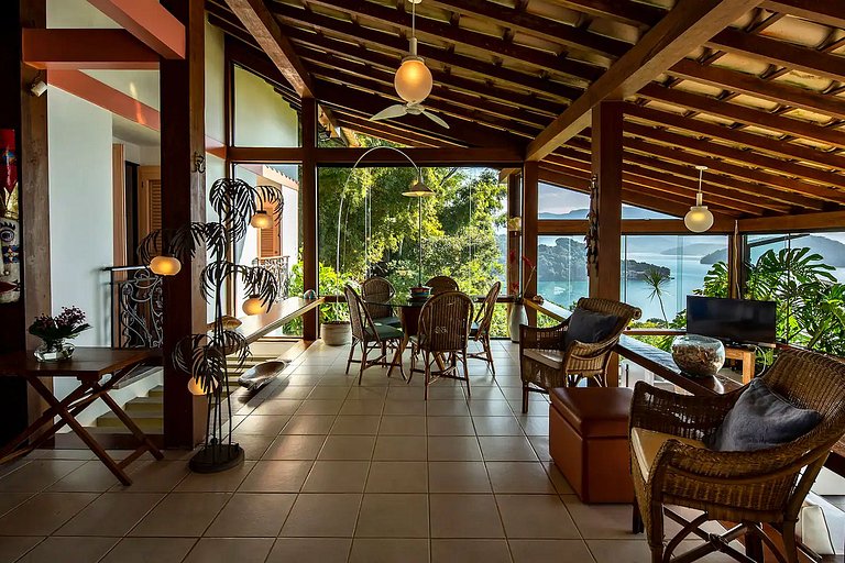 Maison au sommet de la colline à Angra dos Reis