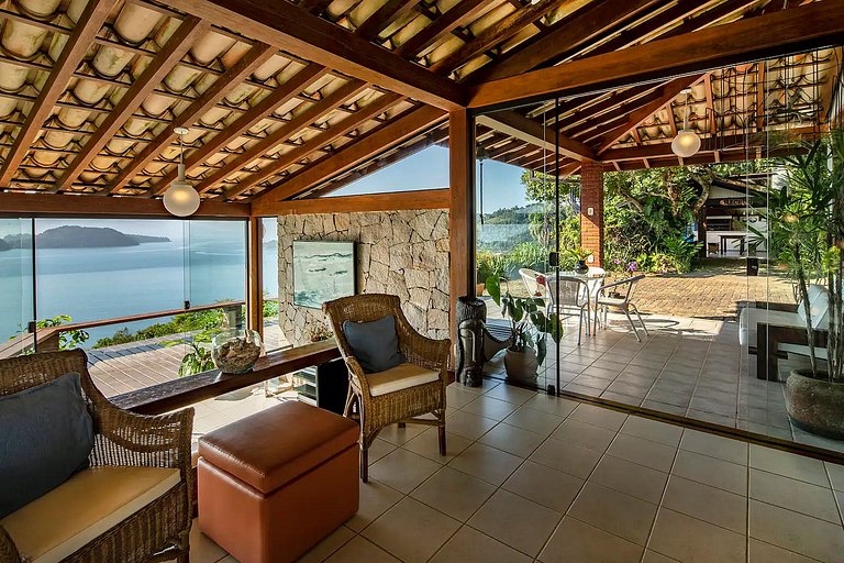 Villa on the top of the hill in Angra dos Reis