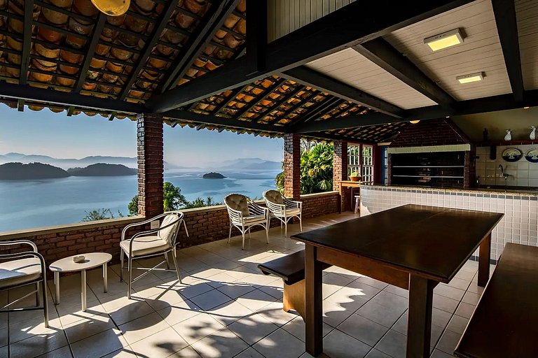 Maison au sommet de la colline à Angra dos Reis