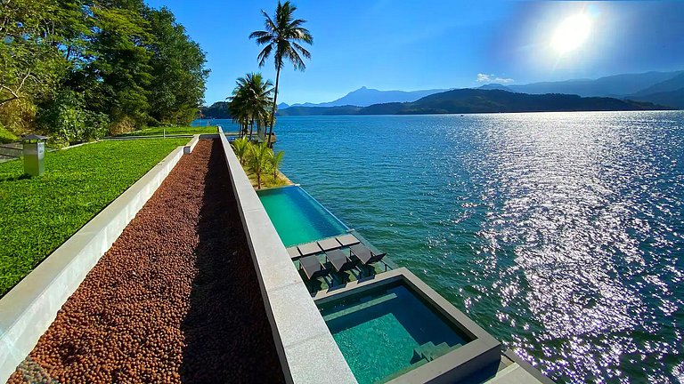 Modern house by the sea in Angra dos Reis