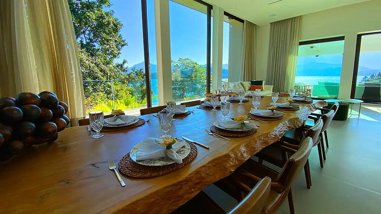 Modern house by the sea in Angra dos Reis