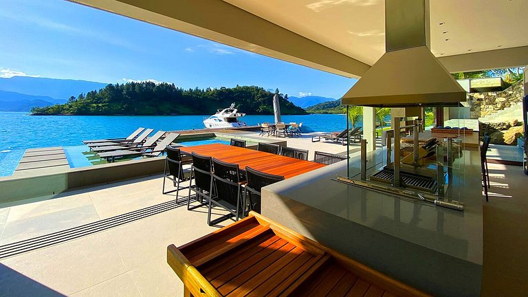 Modern house by the sea in Angra dos Reis