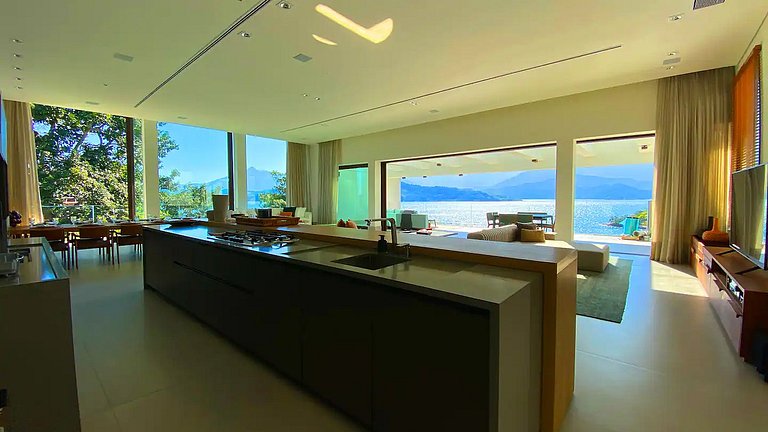 Modern house by the sea in Angra dos Reis