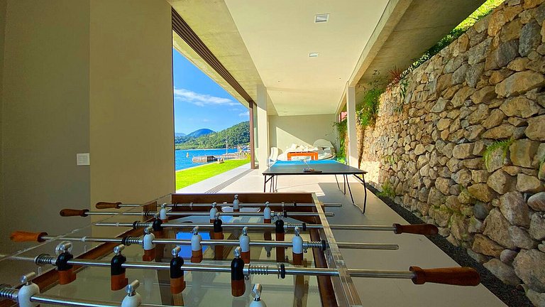 Modern house by the sea in Angra dos Reis
