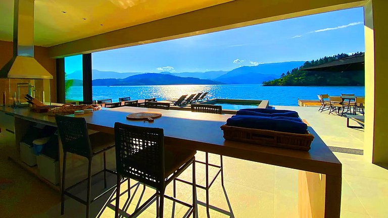 Modern house by the sea in Angra dos Reis